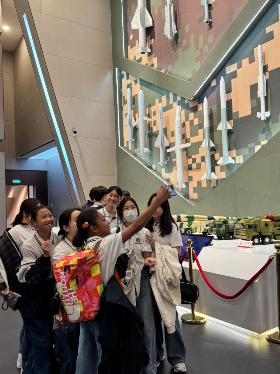 参观昂船洲解放军驻港部队展览中心